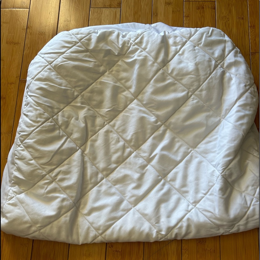 Crib mattress protector